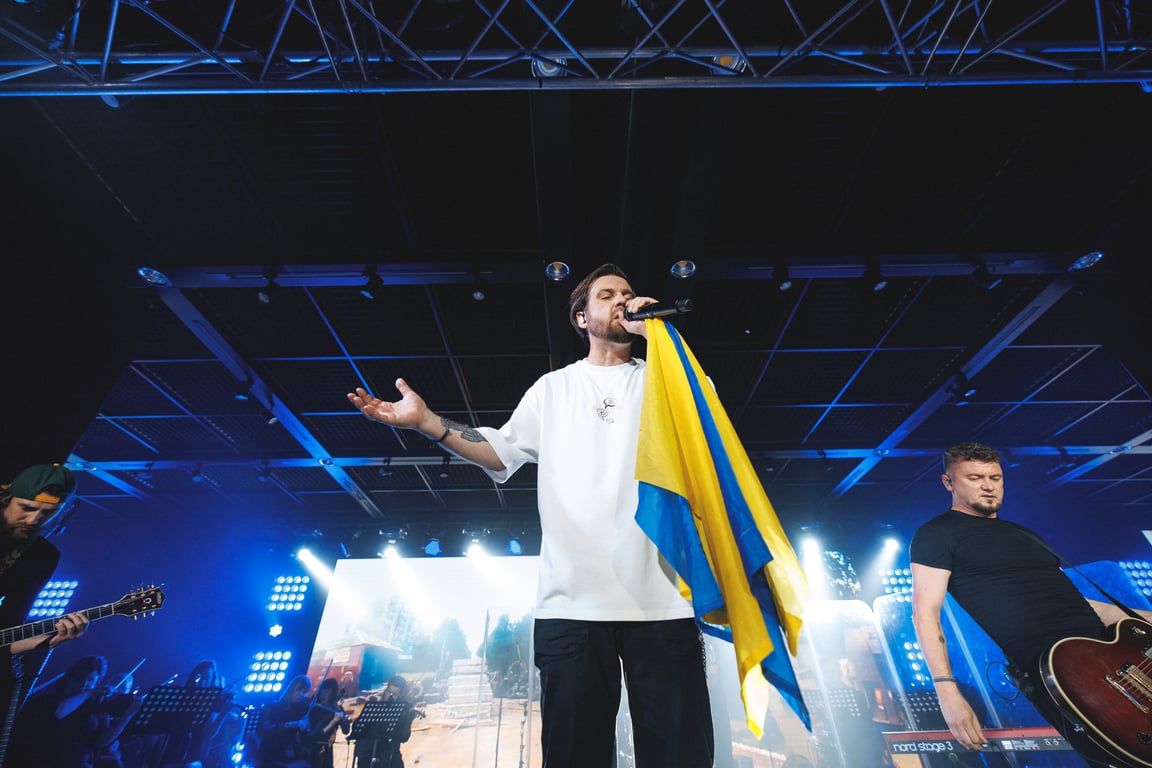 Гурт "БЕЗ ОБМЕЖЕНЬ" зібрав більше мільйона гривень для ЗСУ на концертах у Києві - фото 1