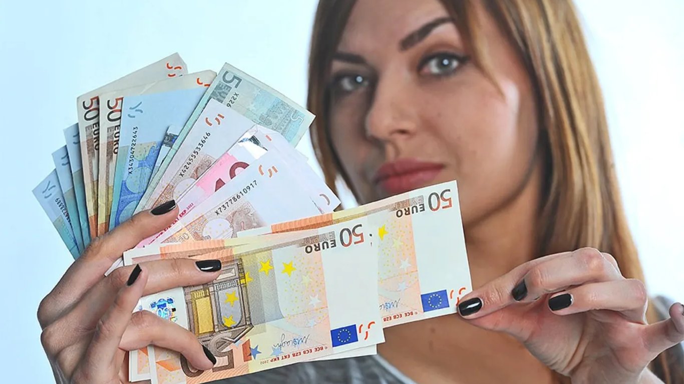 Деньги в руках девушки. Иммиграции в европейских странах. 5000 евро. Сто тыс долларов на рубли. Вложить деньги в инвестиции под проценты.