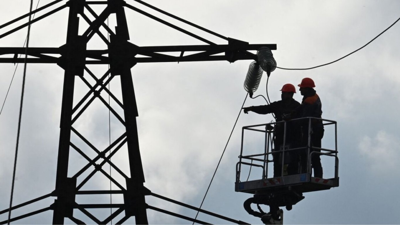 Вісім областей України залишилися без електроенергії через негоду: де не буде світла
