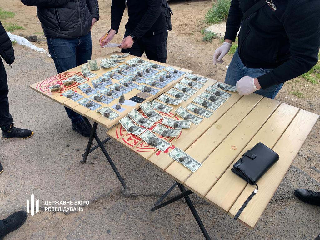 Вилучені гроші за переправлення ухилянтів. Фото: ДБР