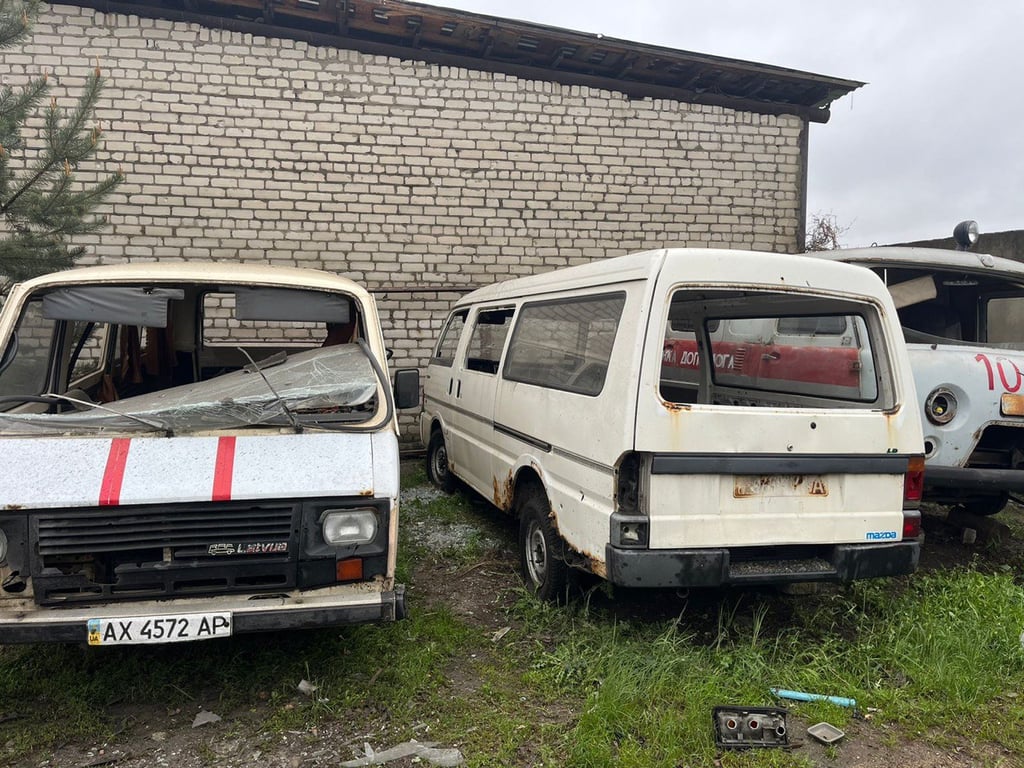 Российский обстрел уничтожил автомобили украинцев