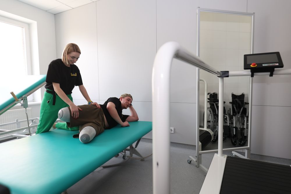 Військовий ЗСУ проходить реабалтацію у центрі НЕЗЛАМНІ. фото: Роман Балук