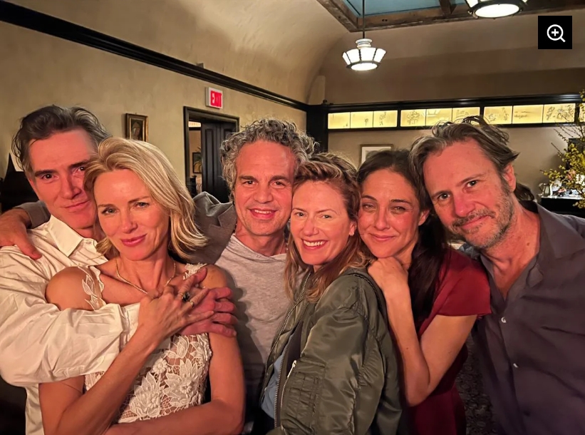 Бюджетний букет та четверо гостей:  яким було скромне весілля зірки "Кінг-Конга" - фото 3