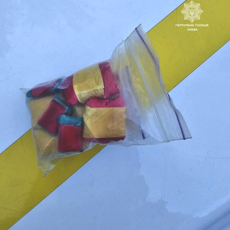 Під час затримання поліцейські вилучили пакет з наркотиками. Фото: Патрульна поліція Києва