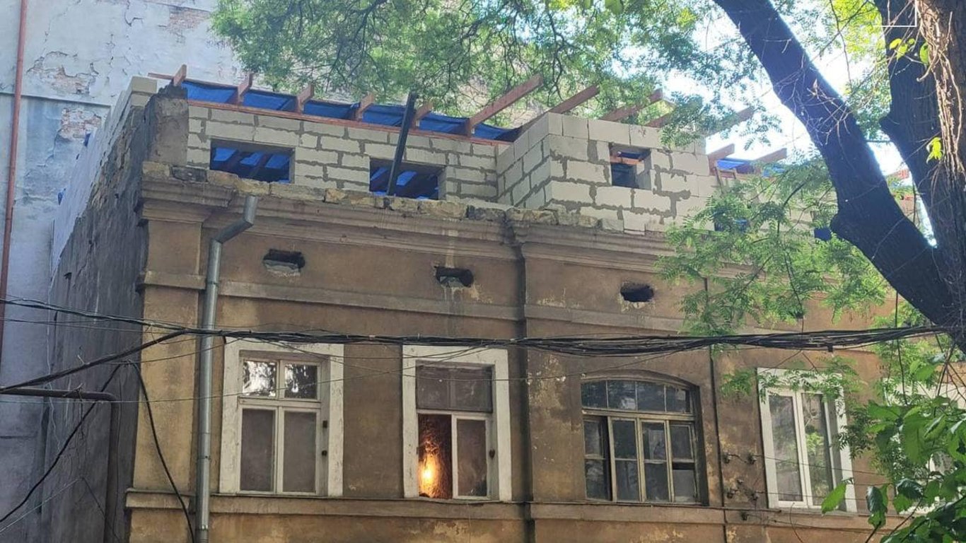 "Зайвий поверх": у центрі Одеси демонтували нахаббуд