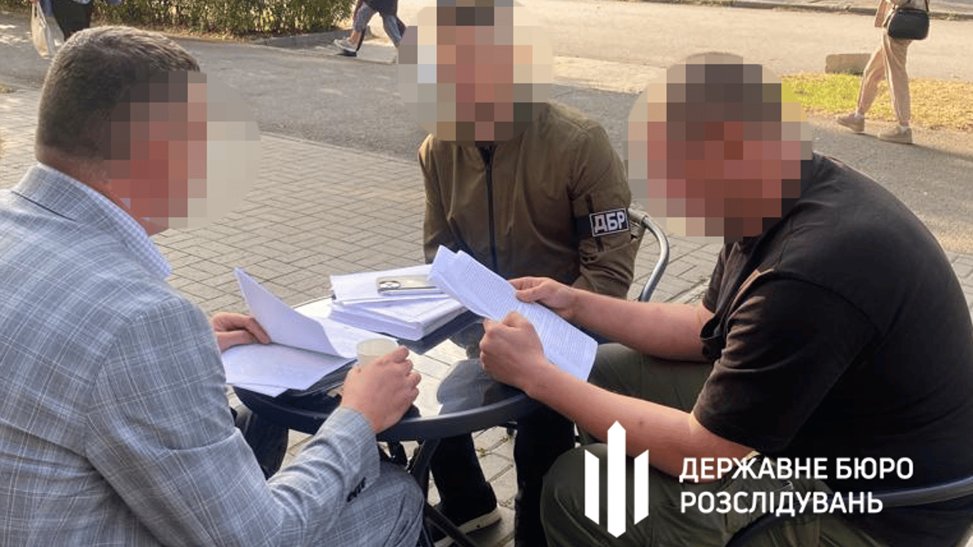 В Запоріжжі посадовець ТЦК відбирав у підприємства автомобілі нібито на потреби ЗСУ