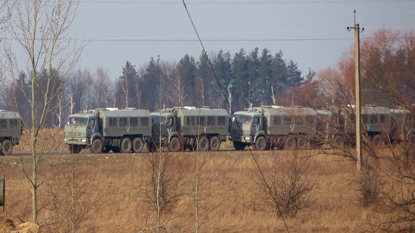 Колона техніки окупантів біля Іванкова 25 лютого 2022 року. Фото: