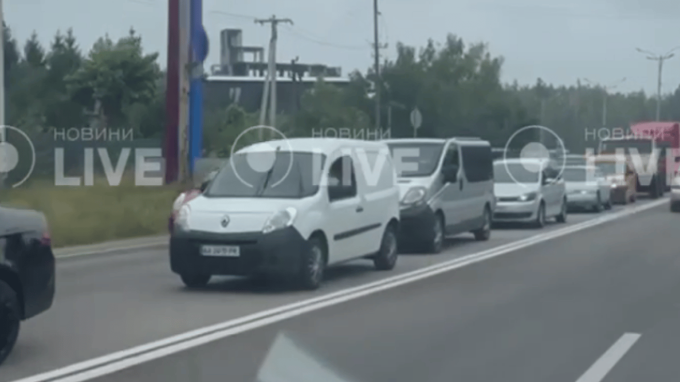 Вручение повесток под Киевом: пробки из автомобилей растут