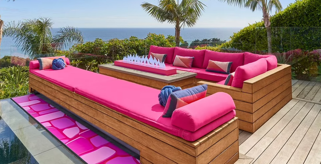 Охочі можуть заночувати у триповерховому будинку Барбі безкоштовно - фото 2