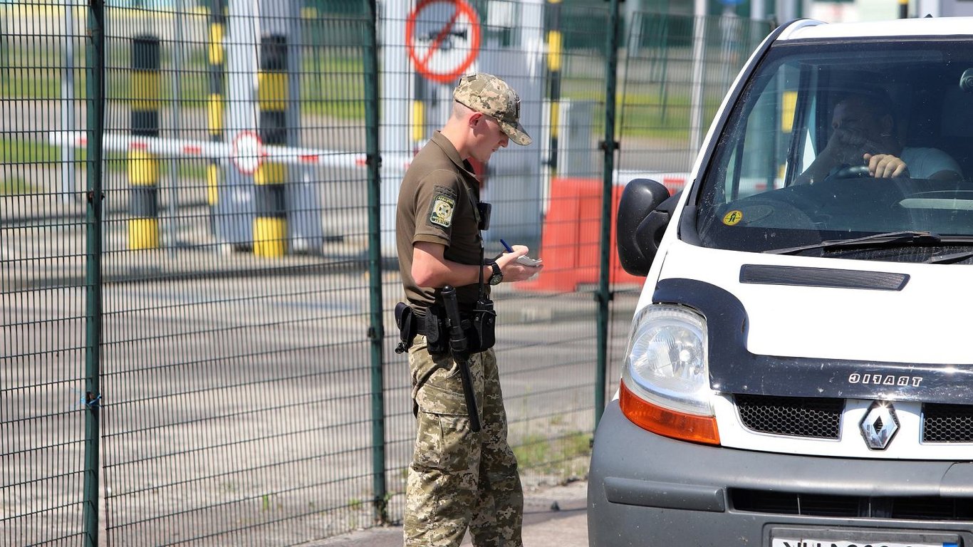 Які правила та умови виїзду за кордон будуть діяти в Україні з 1 червня