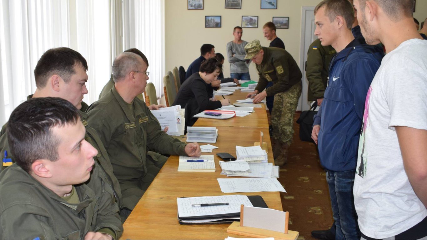Чи можуть мобілізувати до лав ЗСУ чоловіка, який не проходив строкову службу