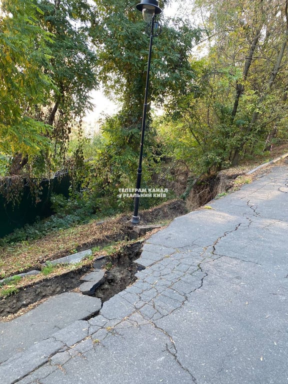 В Киеве склон парка рухнул в строительный котлован: подробности ЧП ...