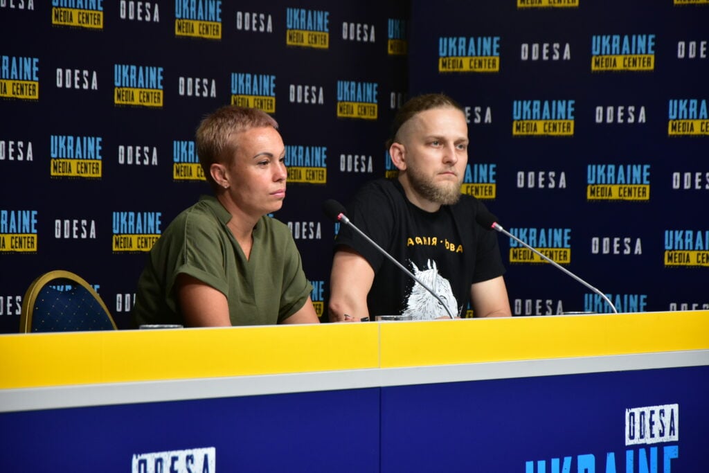 Фото Медіацентр Україна – Одеса: Яна Титаренко, голова ГО “Закон природи”; Олексій Білецький, волонтер