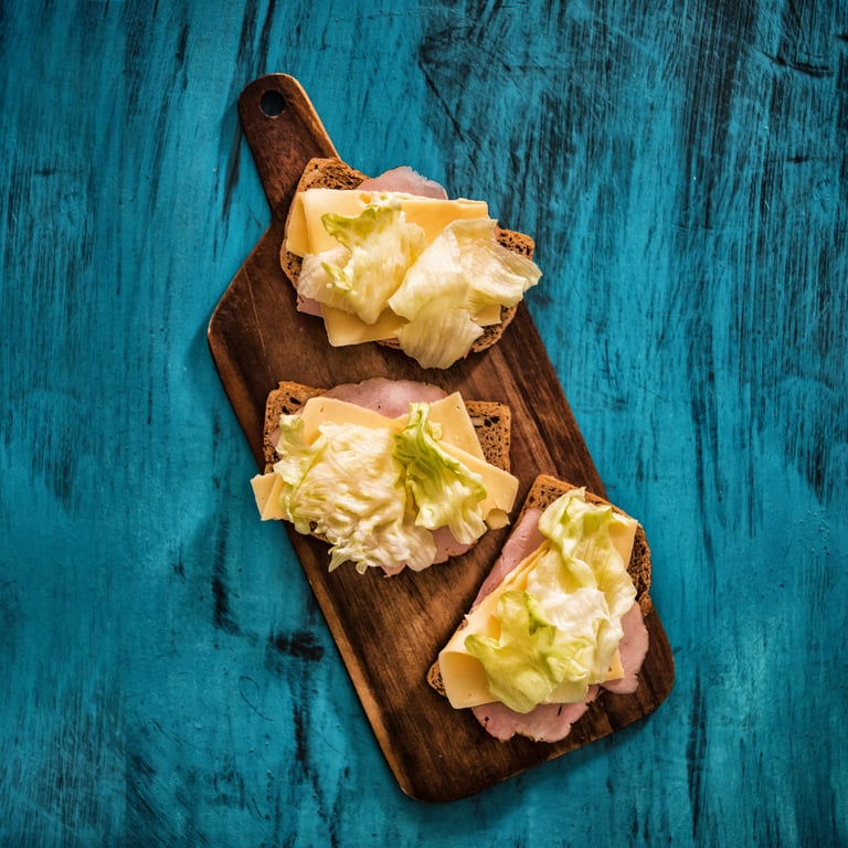 Бутерброды с колбасой и сыром.