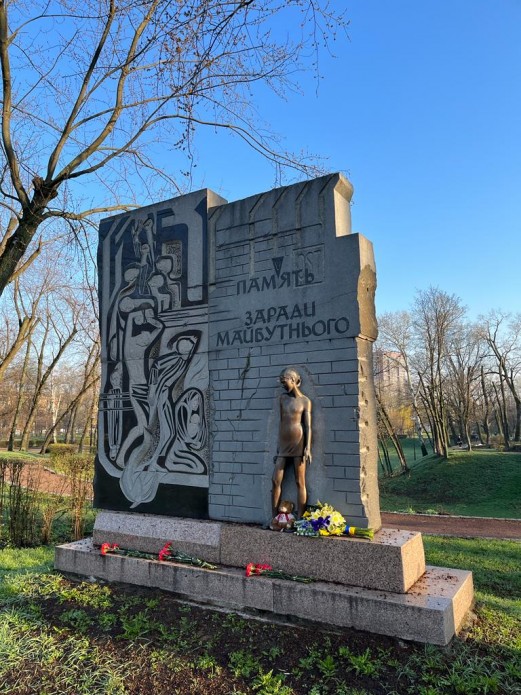 Квіти від президента у Бабиному яру