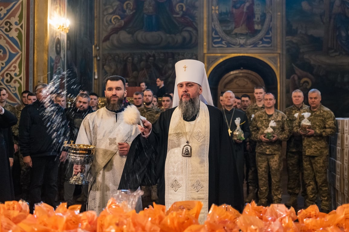 Митрополит Епифаний освятил пасхальные пасхи для военных