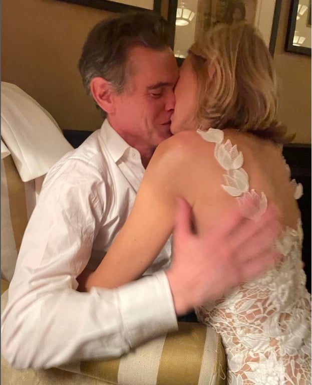 Бюджетний букет та четверо гостей:  яким було скромне весілля зірки "Кінг-Конга" - фото 2