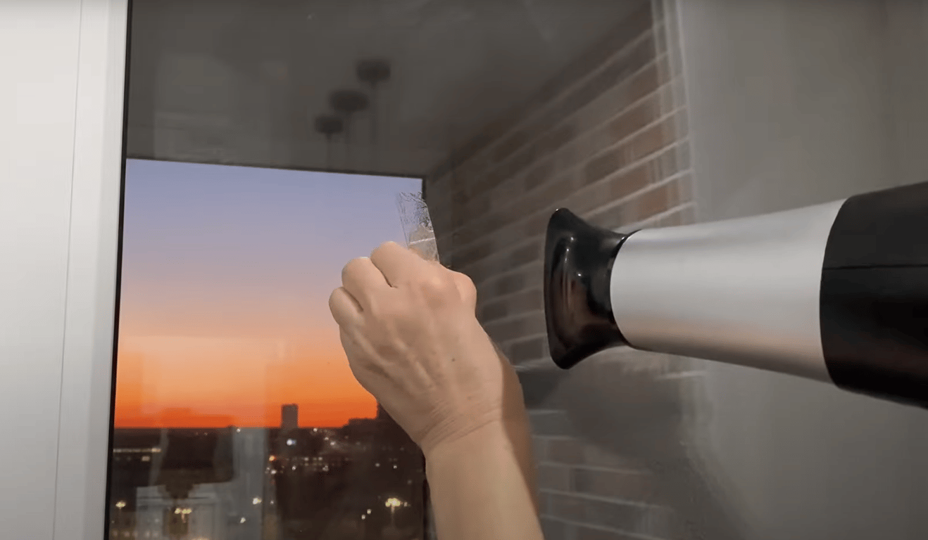 Удаление скотча из окна феном