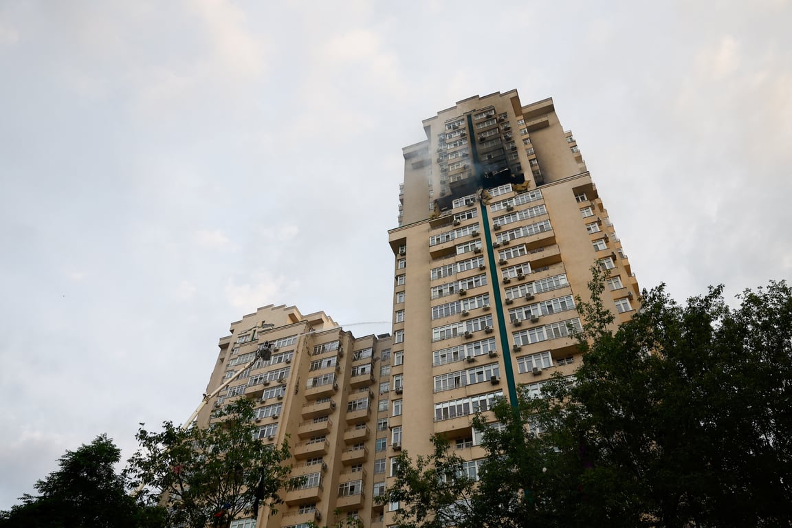 Наслідки ракетної атаки на Київ 24 червня. Фото: REUTERS/Valentyn Ogirenko