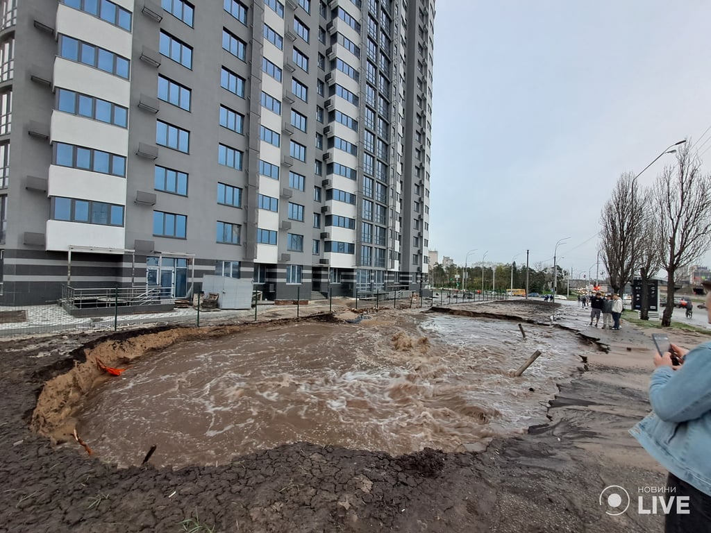 Прорив труби на Броварському проспекті