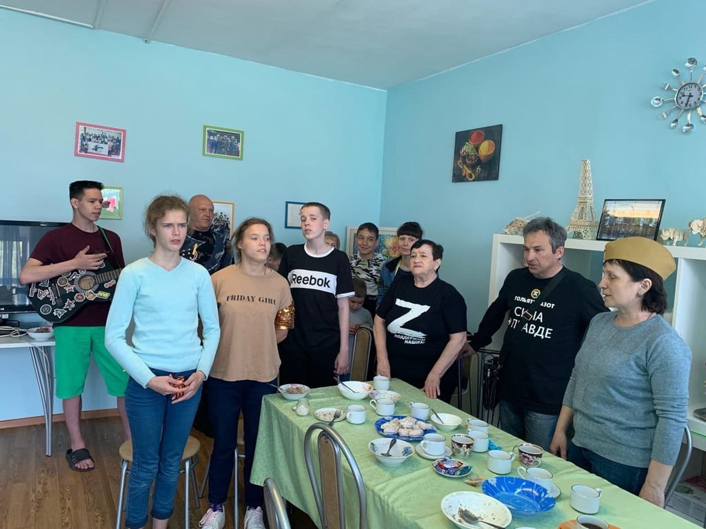 Сироты из Украины слушают российскую пропаганду