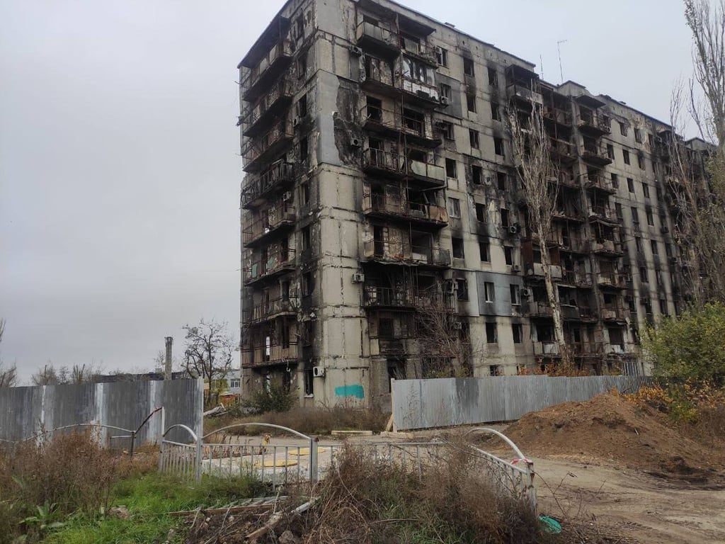 знищений будинок в Маріуполі