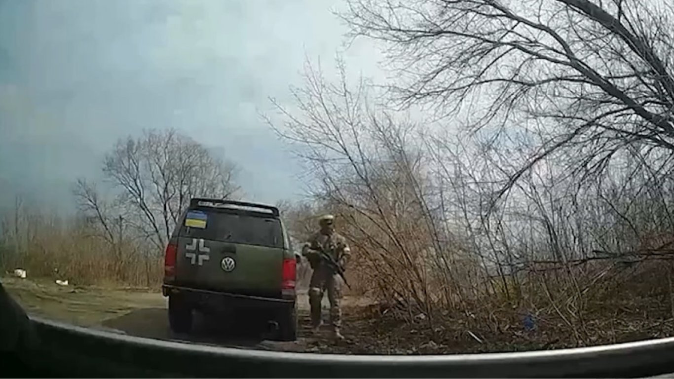Видео, где мужчина в украинской форме стреляет по авто женщины с ребенком, является фейком рф, — ГУР