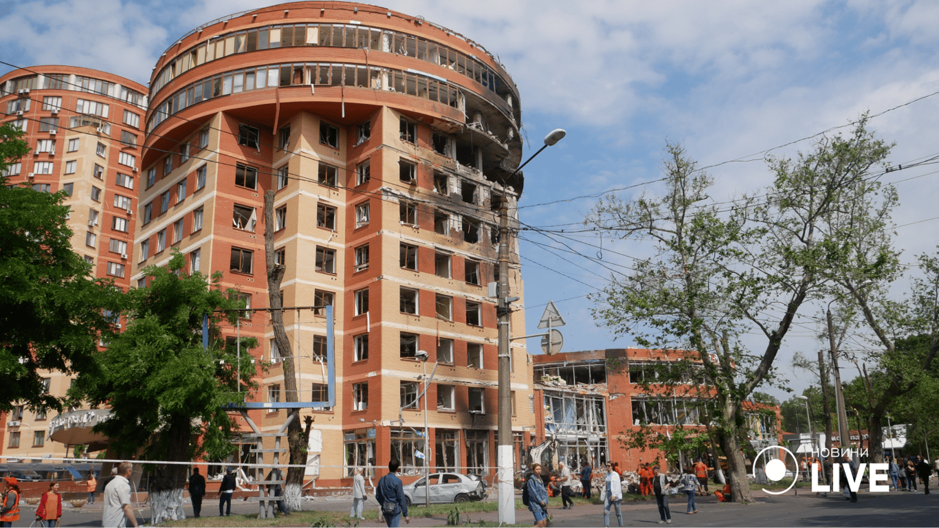 Пошкоджений бізнес-центр в Одесі. Юлія Браславська / Новини.LIVE