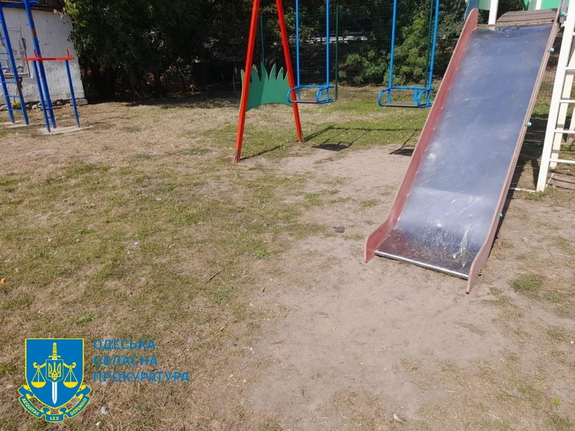 дитячий майданчик