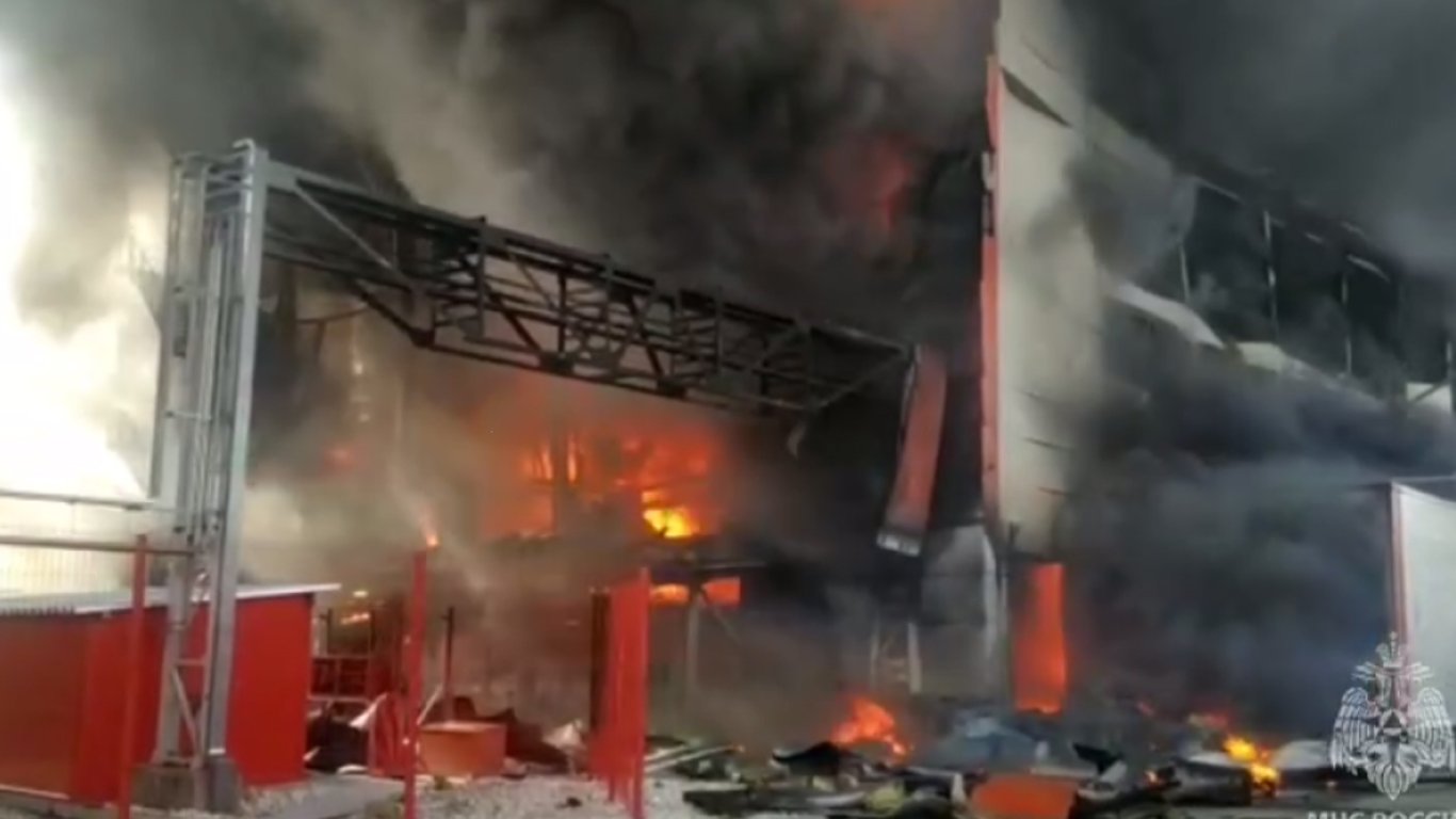 Ні дня без пожеж: у російському Арамілі спалахнув науково-виробничий комплекс