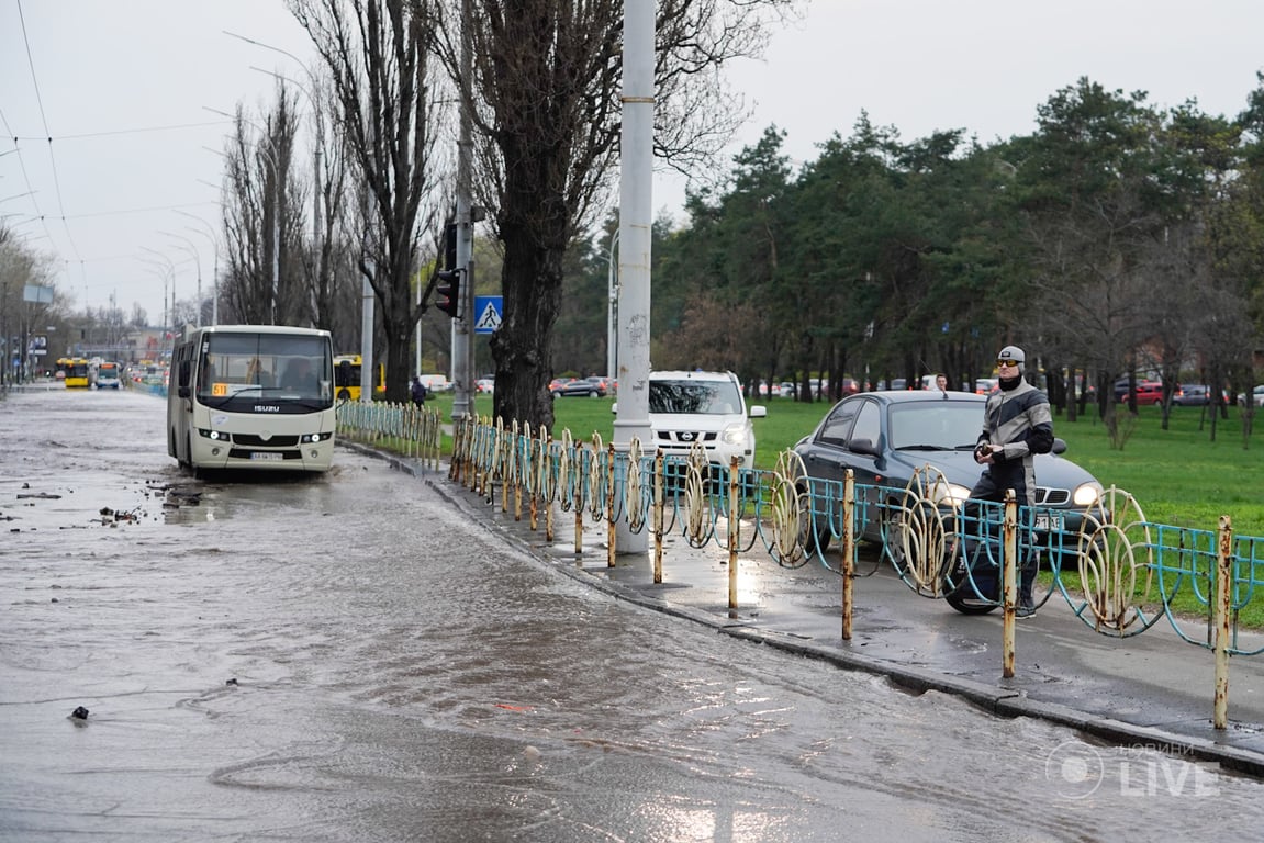 Прорив труби на Броварському проспекті