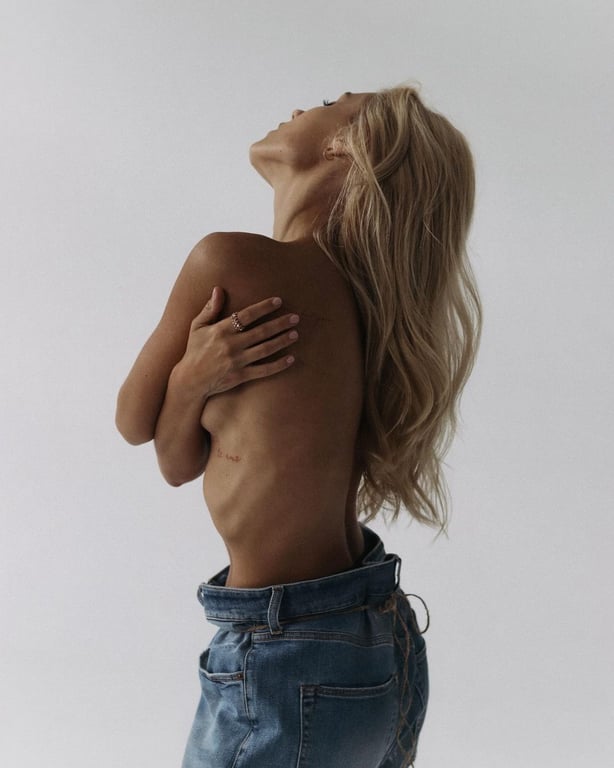 Даша Квіткова влаштувала фотосесію топлес - фото 2