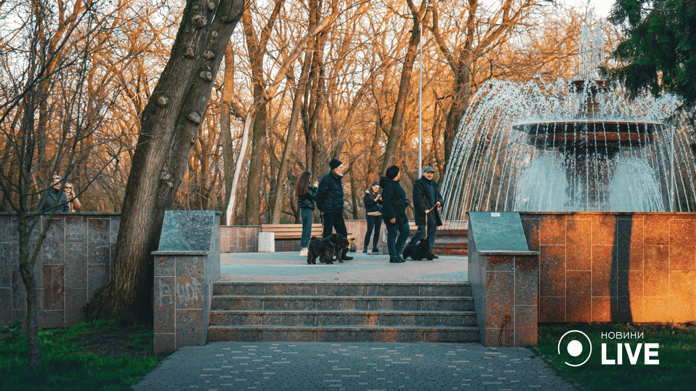 Одесити тішаться теплим весняним днем біля фонтану