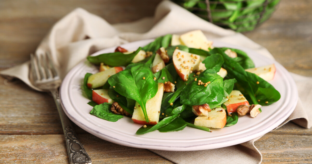 Ніжний та легкий салат зі шпинатом та яблуками — рецепт