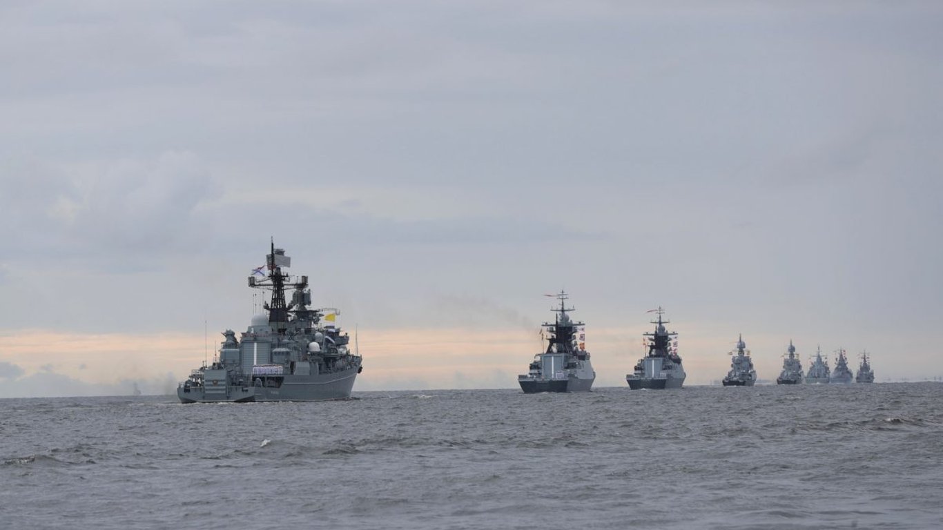 Ракетоносій на чергуванні: скільки кораблів РФ у Чорному морі - 290x166