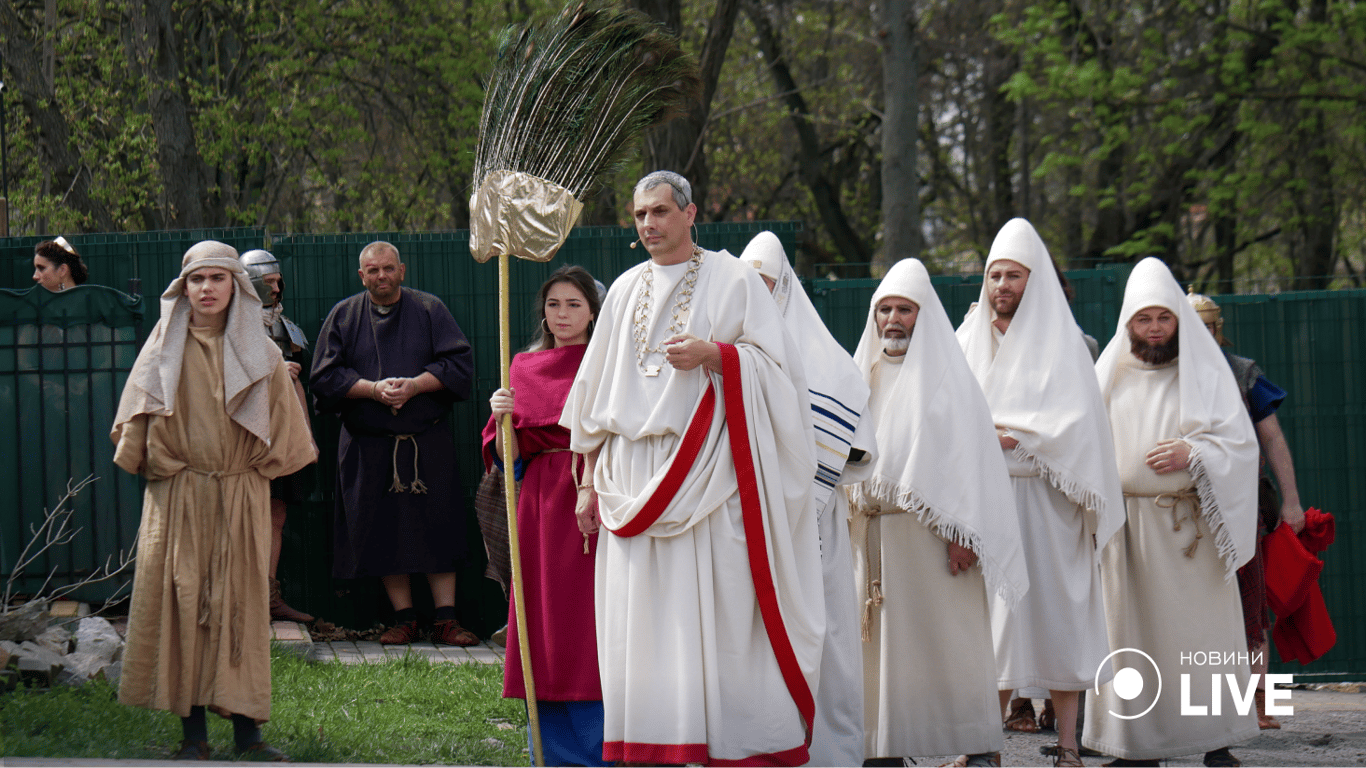 Десятки костюмованих героїв наповнили Одесу. 