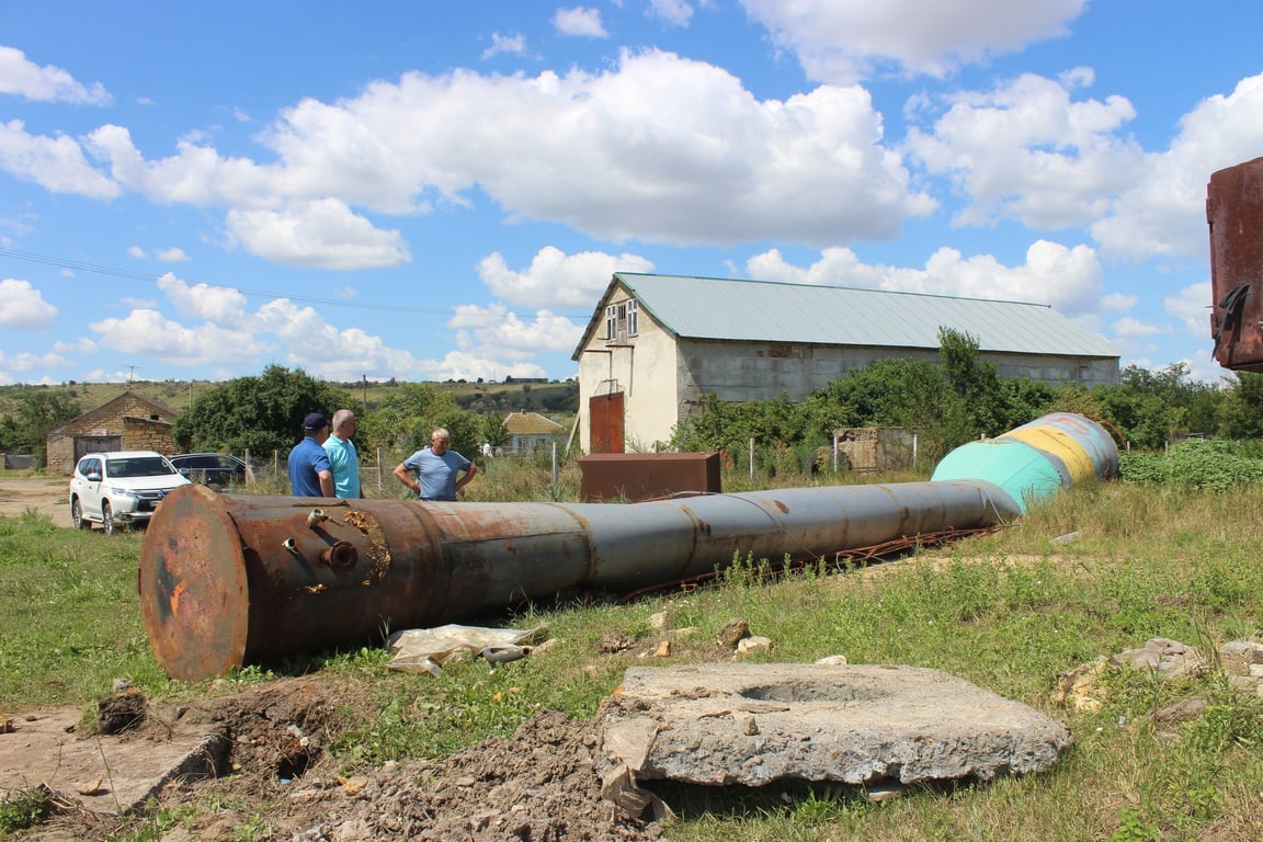 Поваленная башня с водой. Фото: Виктор Лобач.