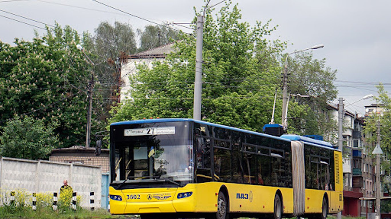 По Києву їздить тролейбус з дірявою підлогою - відео