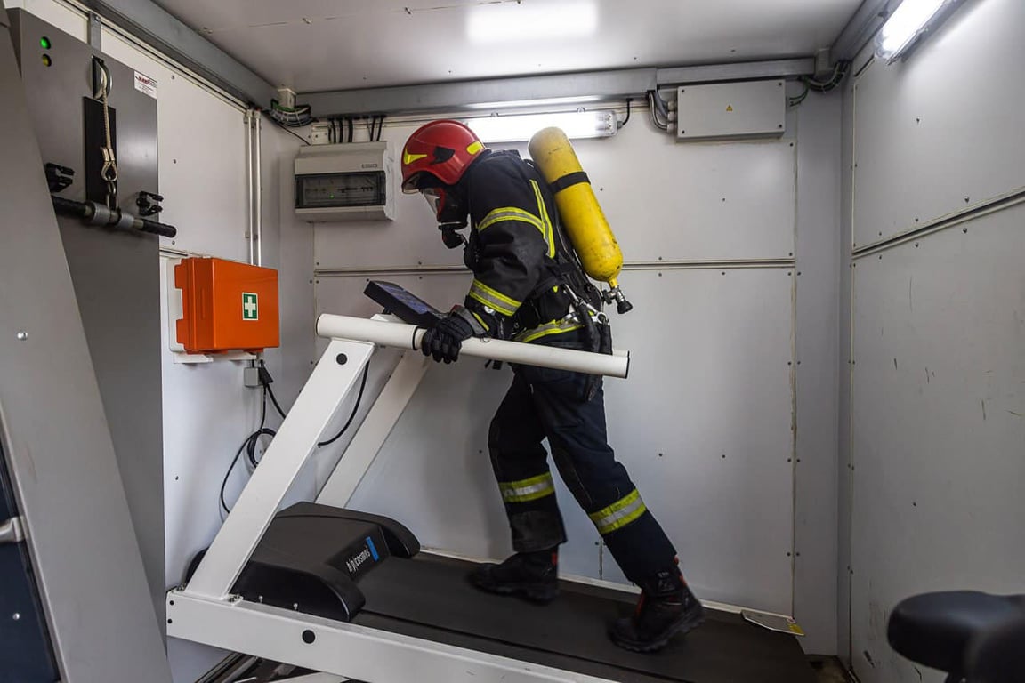 Спасательный в снаряжении тренируется на велодорожке. Фото: Александр Гиманов