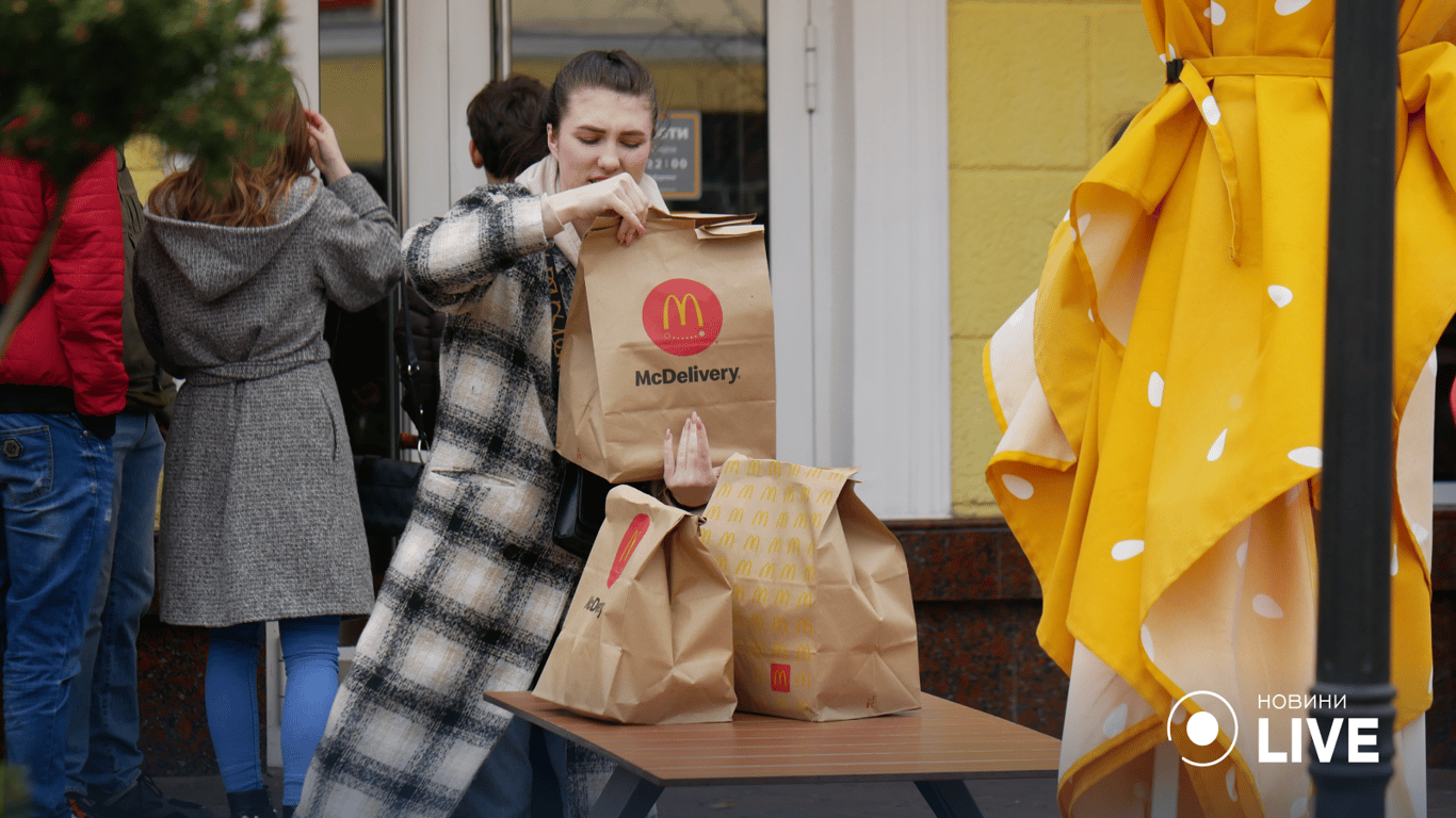 Сокращенное меню, очереди и рост цен: в Одессе открыли McDonald's