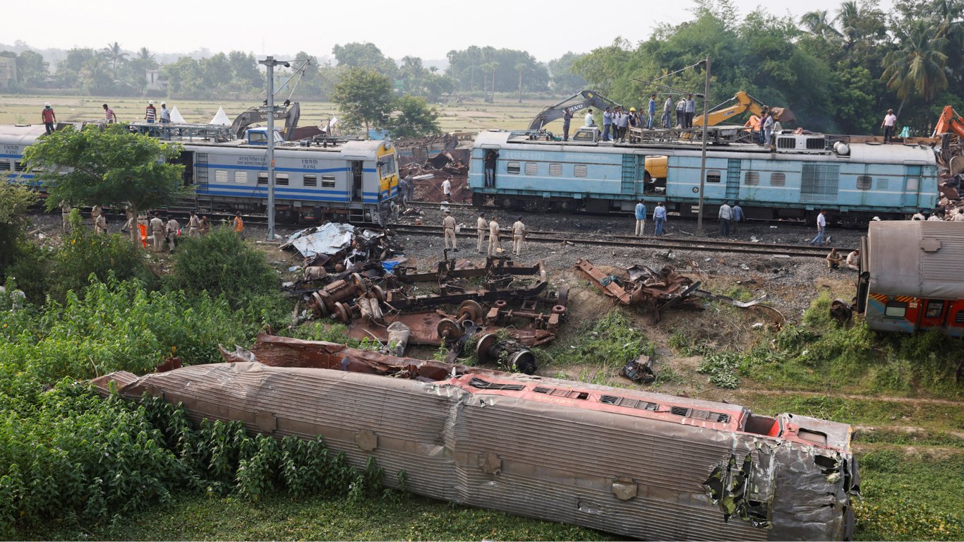 Зіткнення поїздів в Індії: остаточна кількість жертв та причина катастрофи