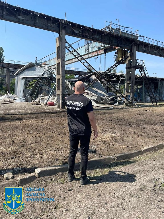 Прокурори збирають докази воєнного злочину РФ. Фото: Одеська обласна прокуратура