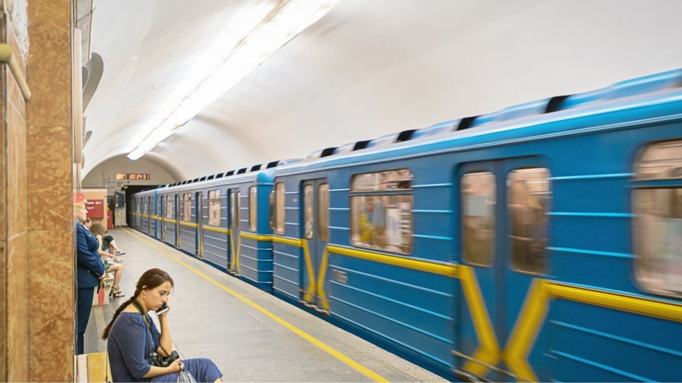 У метро Києва жінка потрапила під потяг - 290x166