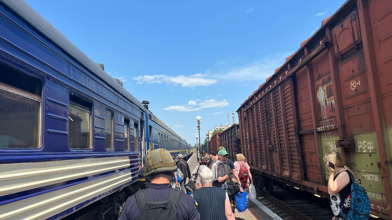 Укрзалізницю звинуватили у порушенні прав людини: що сталося - 290x166