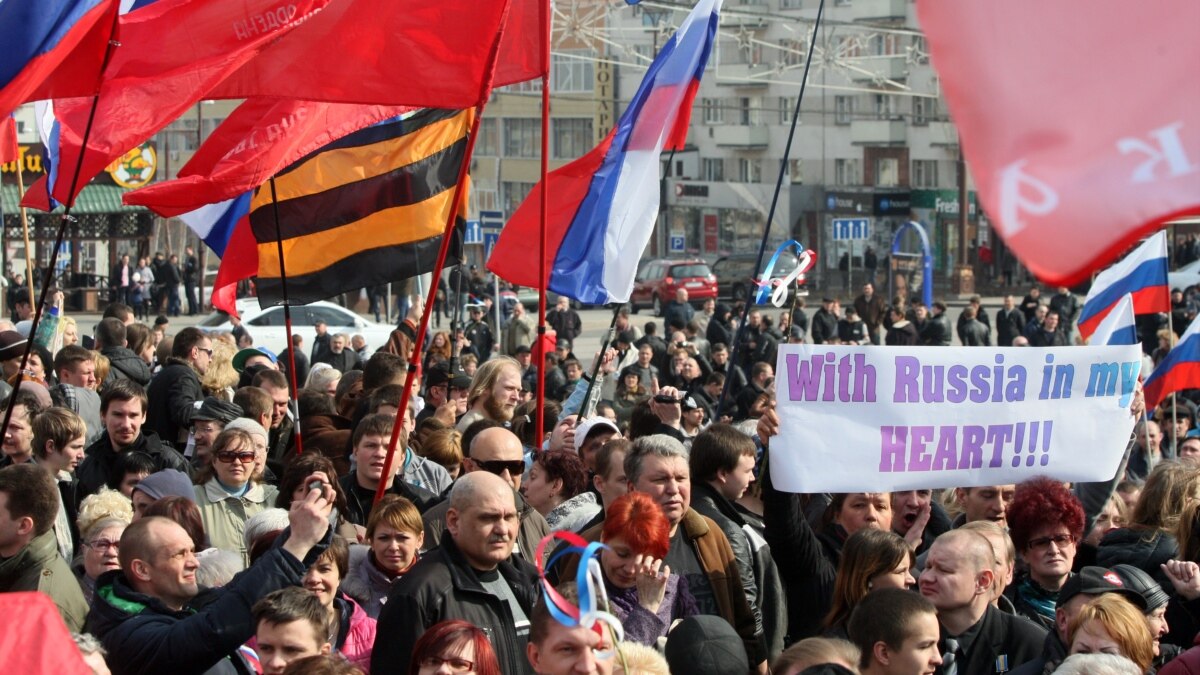 Aktivistët pro-rusë gjatë një mitingu në Donetsk, 15 mars 2014