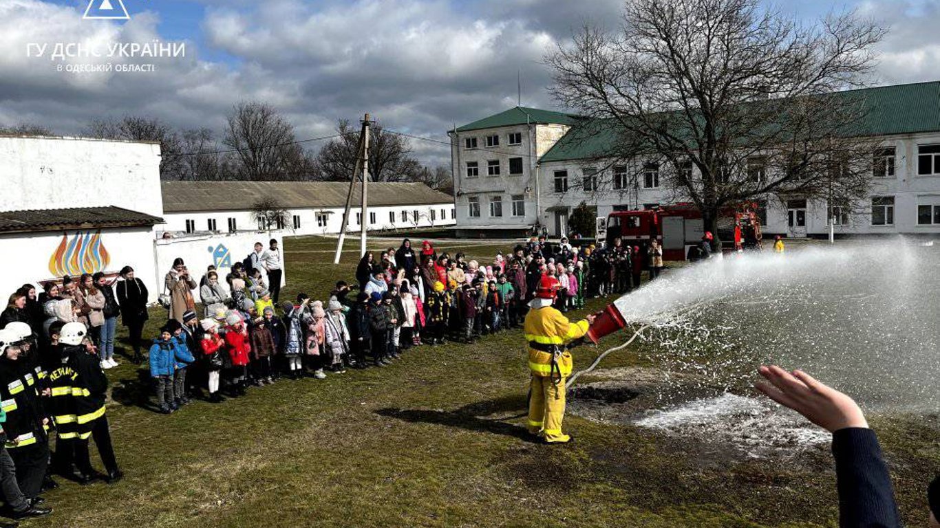 "Запобігти. Врятувати. Допомогти.": одеські рятувальники провели навчальну акцію