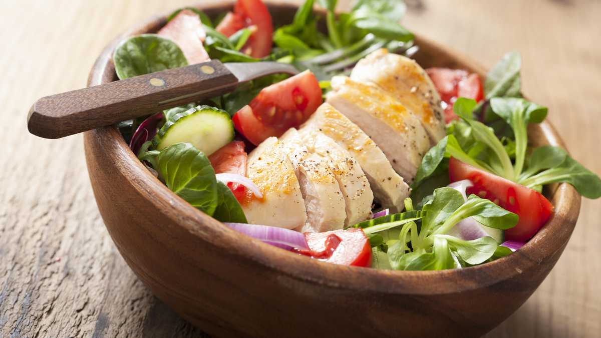 Як швидко приготувати смачний весняний салат з курячою грудкою
