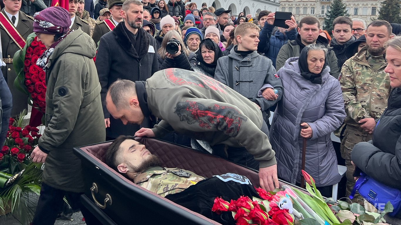 Прощання з Да Вінчі на Майдані Незалежності