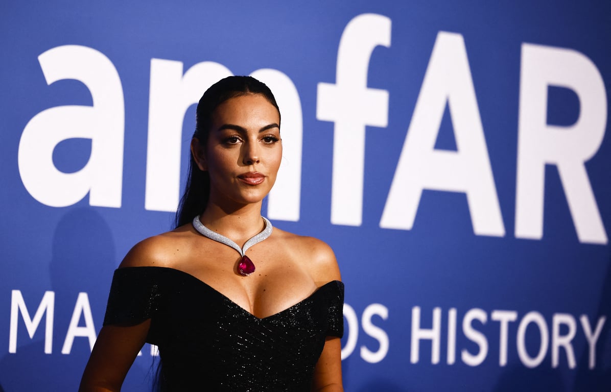 Подружка Роналду у Каннах підкреслила пишні форми золотою сукнею - фото 3