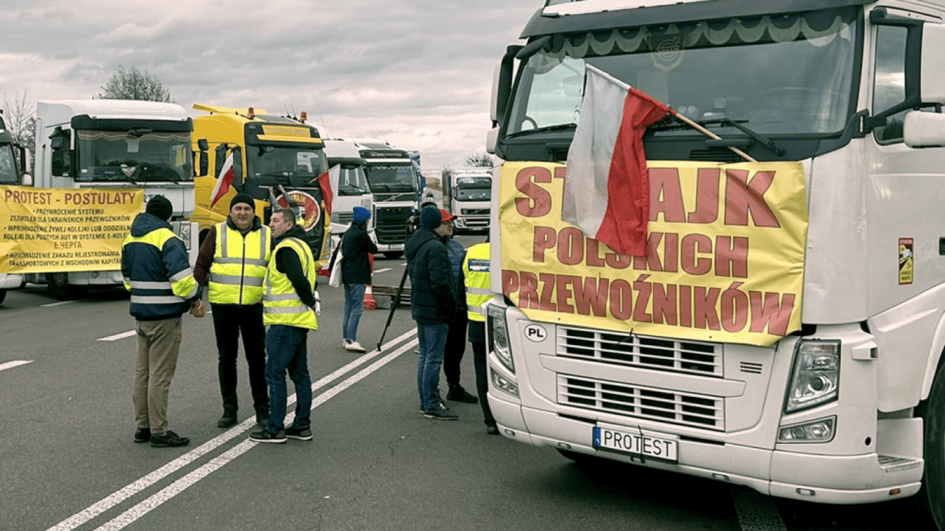 Польські перевізники не пропускають в Україну гуманітарну допомогу — яка ситуація на кордоні